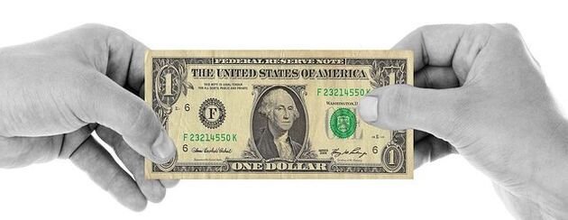 Сгънете банкнотата в триъгълник, за да направите щастлив долар